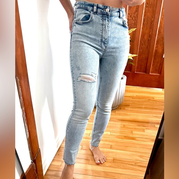 ZARA High-Rise Skinny Jeans Light Wash Distressed Knee Size 6 EU 38 - Picture 2 of 12